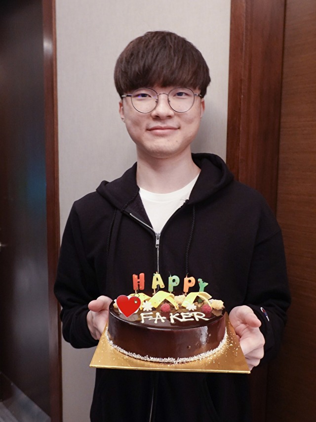 skt faker 昨日在季中邀请赛度过生日(图片来源:skt t1 粉丝团)