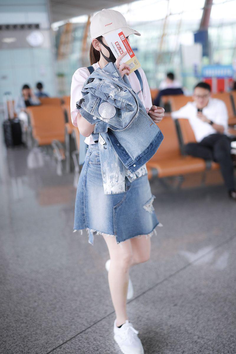 陈乔恩牛仔外套搭配短裙清新可爱,纤细美腿抢镜