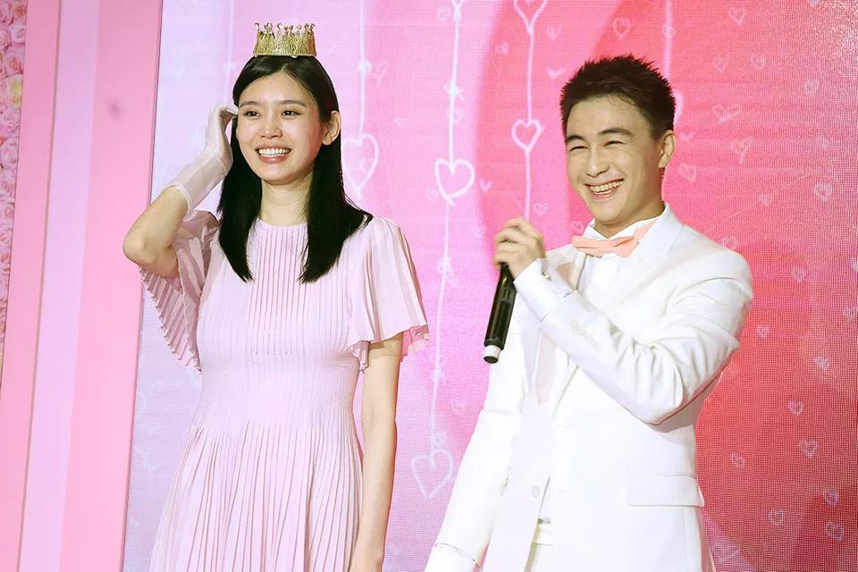何猷君求婚,土味儿十足,炸出了何家落后几百年的"家谱?__凤凰网