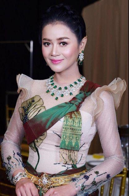 柬埔寨歌坛天后明星云集的豪华婚礼配戴的珠宝惊艳了