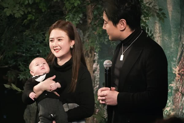 沈腾一家合照曝光丈母娘比老婆还美沈腾对丈母娘的称呼引热议