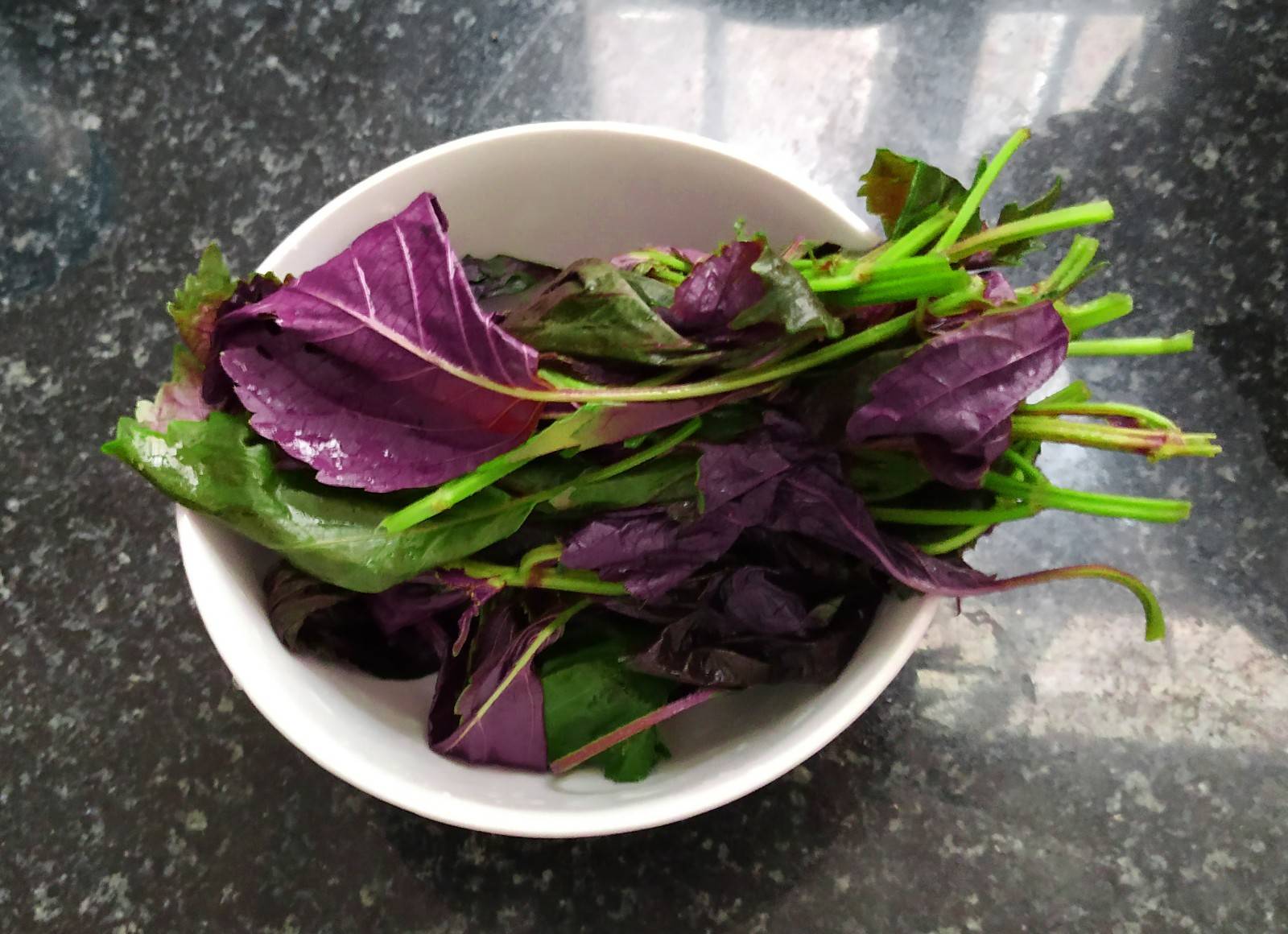 准备食物原料:小李子:2两;紫苏:适量;蒜头:3个; 调味料:白砂糖,盐