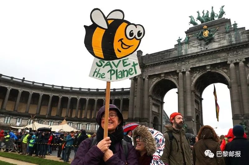 在比利时布鲁塞尔,绿党党团的斯卡·凯勒(左)和巴斯·埃克豪特在欧洲