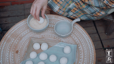 将剂子搓成小粉团 由于油炸后会蓬松胀大 粉团的个头大概比汤圆大一些