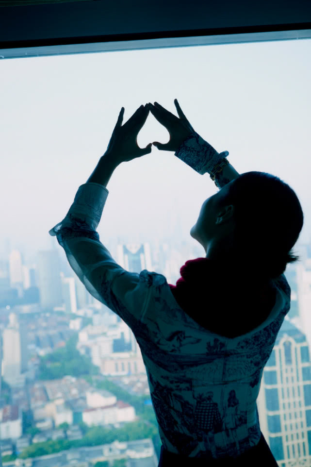 花式比心的时候江一燕纤瘦的"背影杀"吸睛十足,纤纤细腰着实令人羡慕.