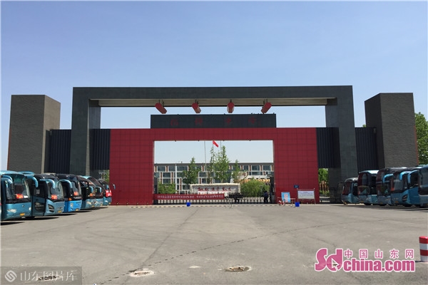 直击淄博中学高考现场数十辆大巴车暖心护航