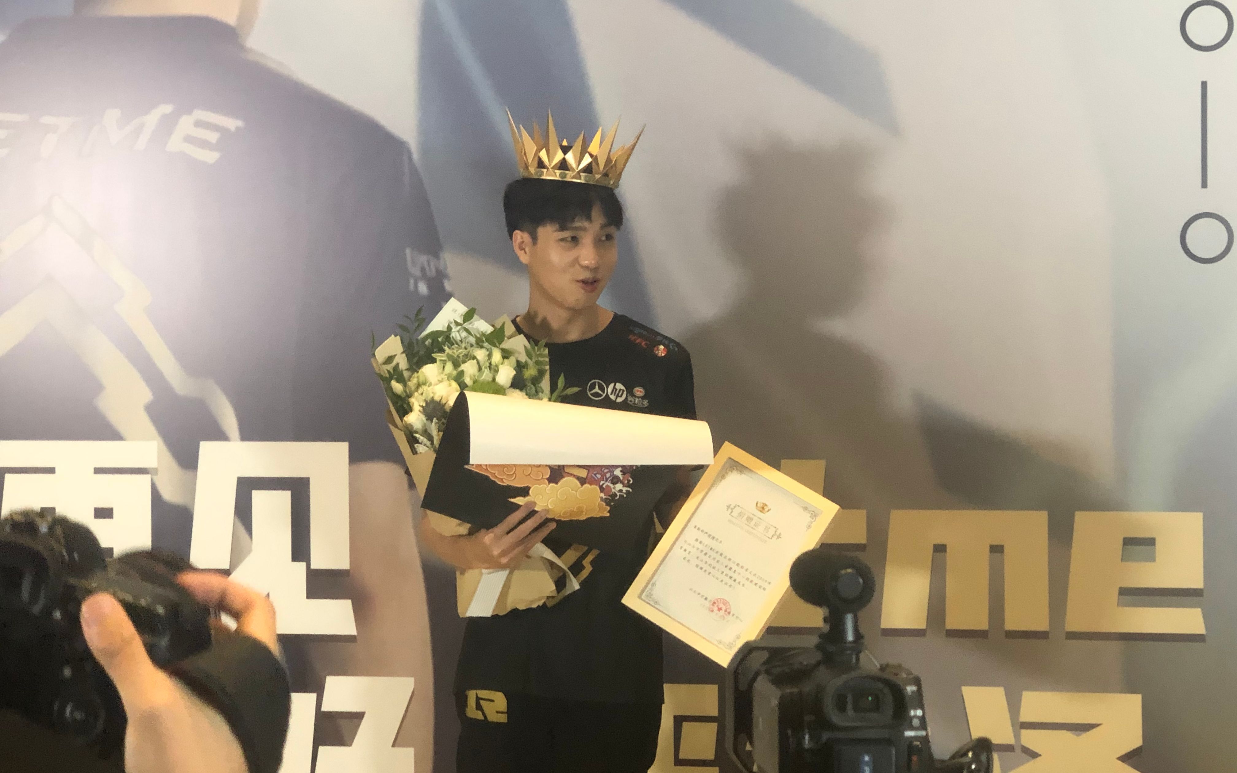 rng上单严君泽享受退役未来重返大学读书