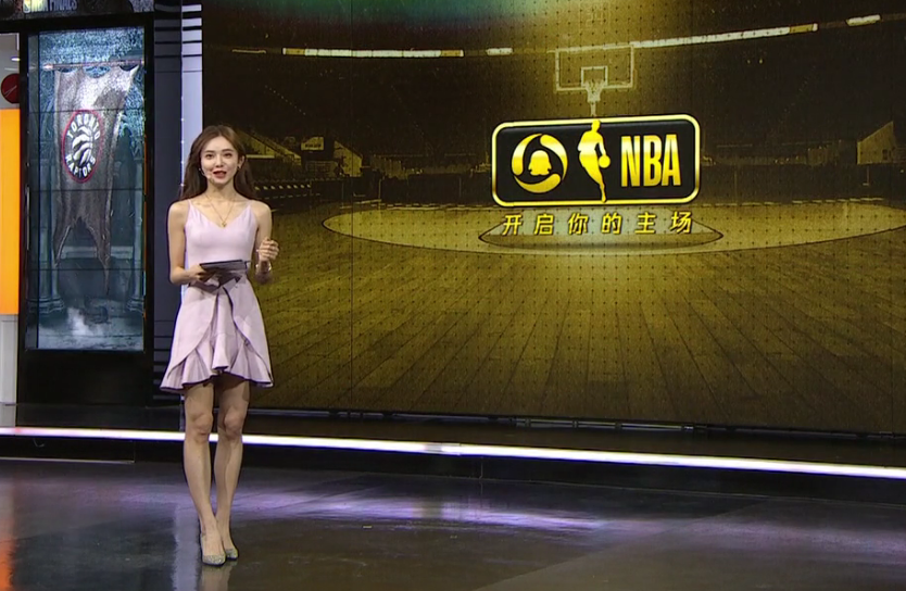 太美！NBA美娜粉红吊带裙配高跟展示好身材，擦红的膝盖却成焦点__凤凰网