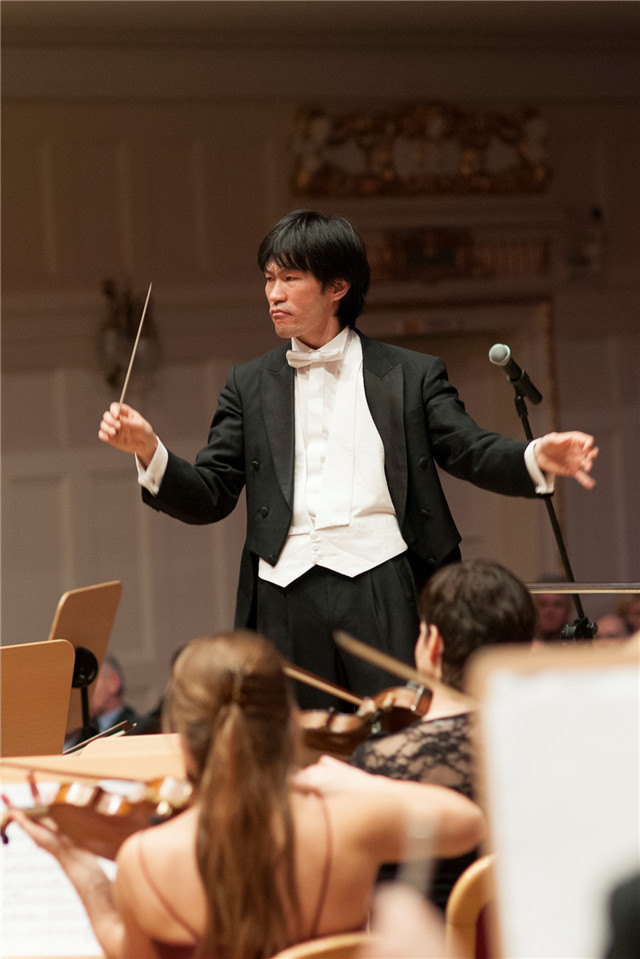 著名旅美华裔指挥家,教授 : 邹翔