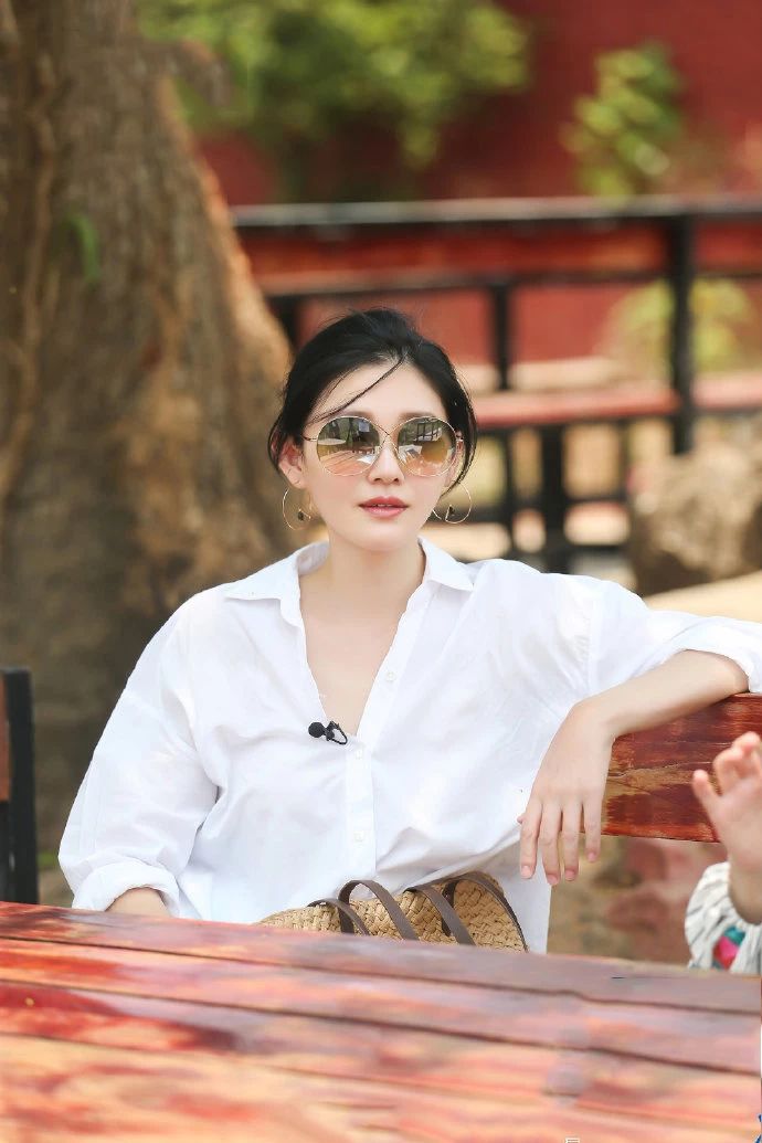 大s不愧是美容女王宽松衬衫穿得像痞子搭配彩虹裤依旧美到爆