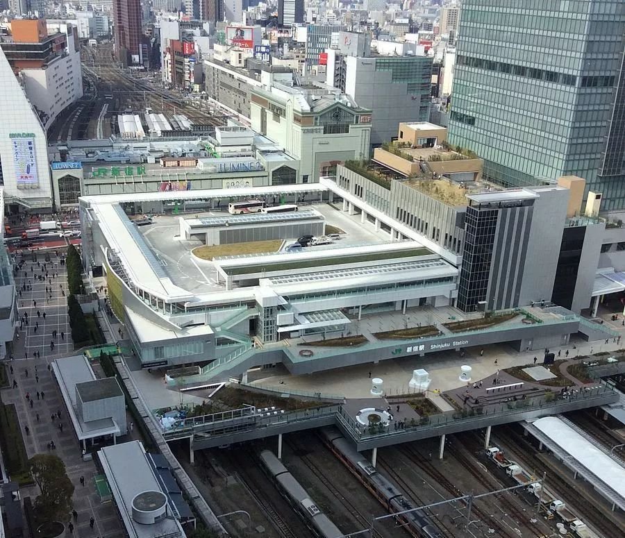 如今的新宿站