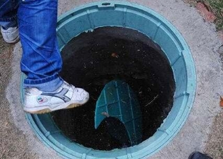 三桥这个井盖该修了市民买水途中一脚踩翻井盖幸亏卡住了腰