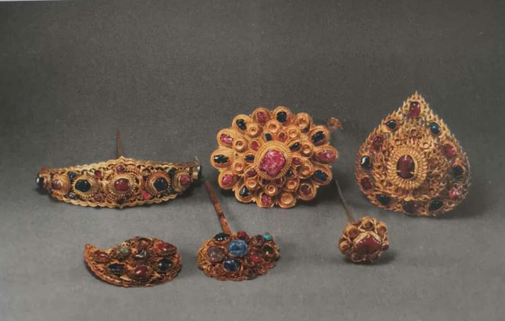 明代是我国金银工艺史上的一个高峰——嵌宝石金头面一组__凤凰网