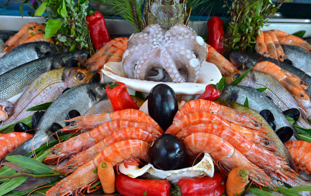 有这种说法,大多数的观点是这样的:虾蟹等海鲜类食物中含有五价砷,而