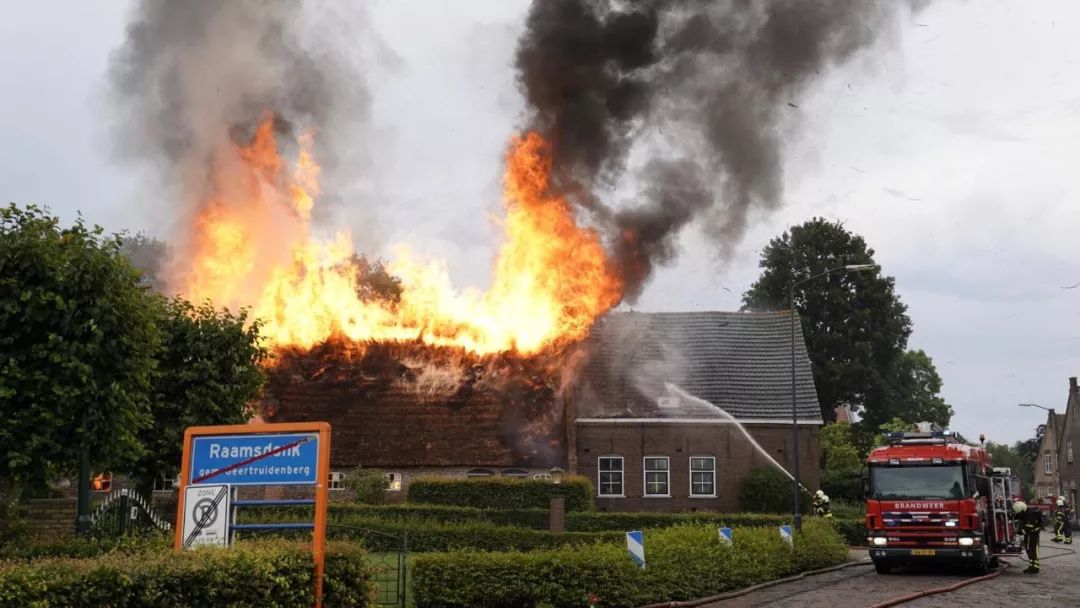 今早荷兰雷电交加多处建筑物遭雷击预备役军人被击中