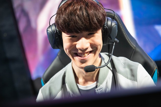 theshy"面瘫"人人皆知,skt纪录片"吃相"难看