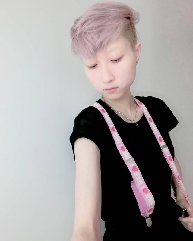 卖惨博成龙同情andi晒无家可归睡地照回忆跟吴卓林经常饿肚子