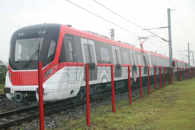 快讯佛山地铁2号线首批列车下线比广佛线多两节车厢