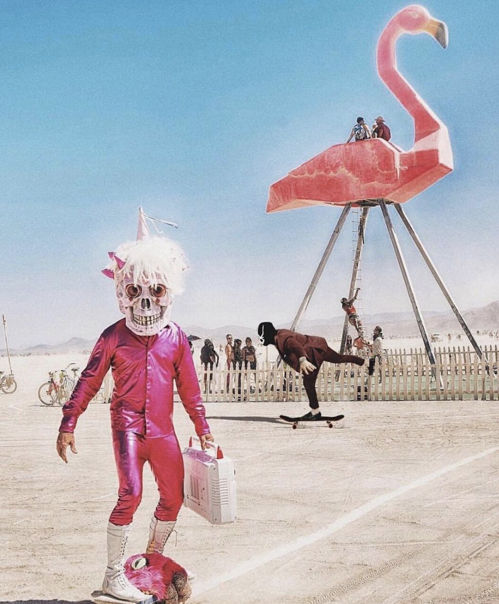 "嬉皮士"之城  用废弃汽车搭起的装置, 上面站着的都是"嬉皮士"