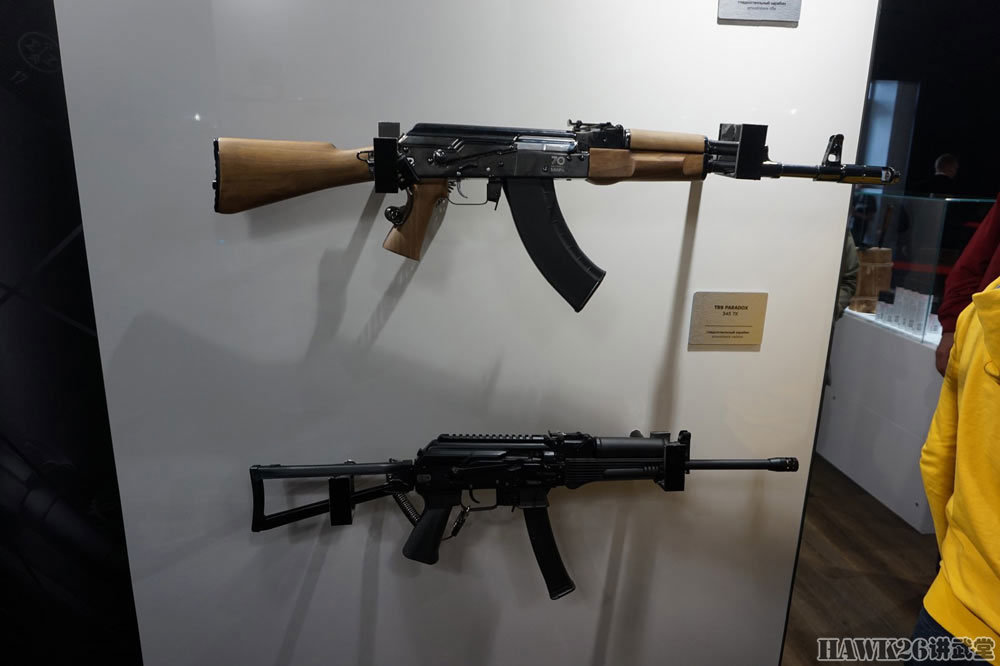 俄罗斯军事博主体验新型枪械 大口径微声步枪亮相