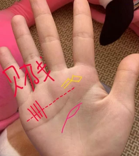 手上有这几个记号的女人财运强靠自己就能富有