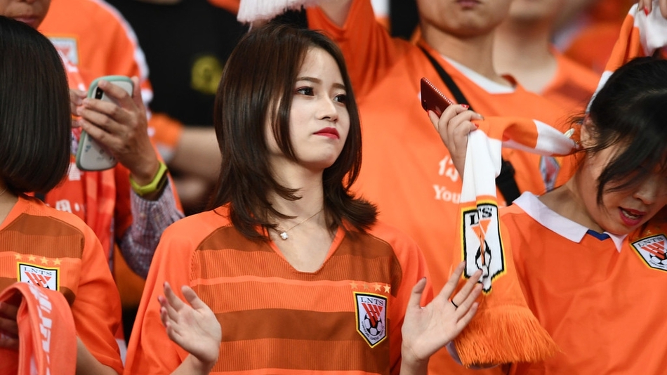 或许是风俗文化差异,或许是足球文化差异,中国足球赛场上的女球迷并不