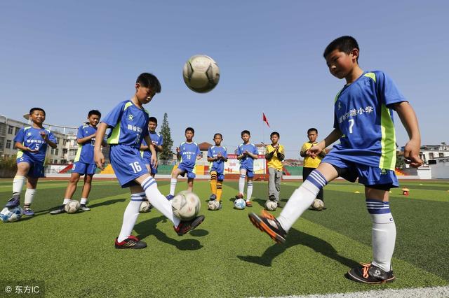颠球技术是运动员熟悉球性的一种练习手段,可增强对球的感受