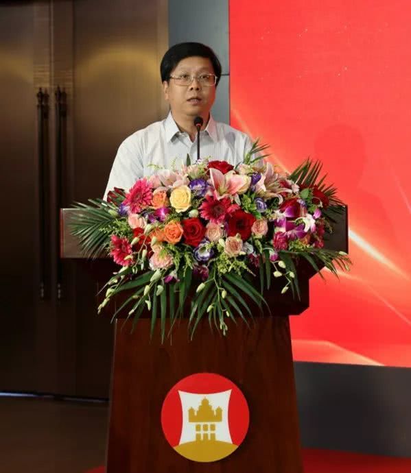 在开业仪式上,江门银保监分局副局长钟建军宣读了广东开平农村商业