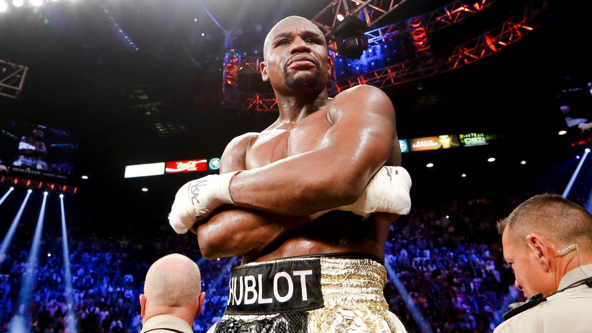 一人炫富全家呼应梅威瑟摆现金嘲讽仇富键盘侠家人当捧哏