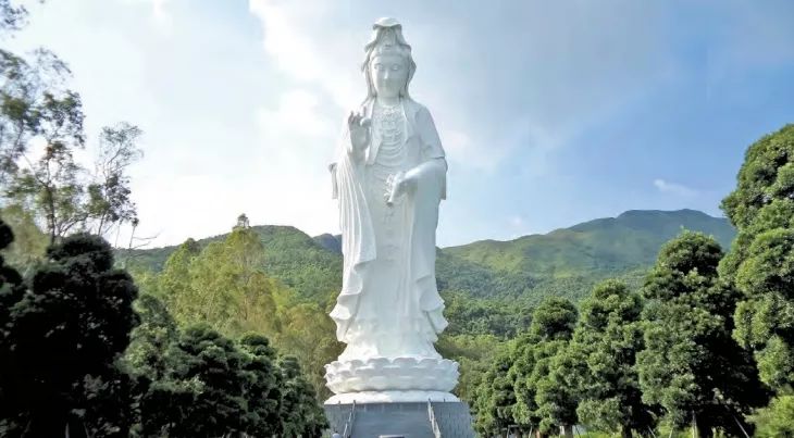 据说慈山寺是李嘉诚捐建的,其初衷是想将这里打造成一个纯粹的宗教