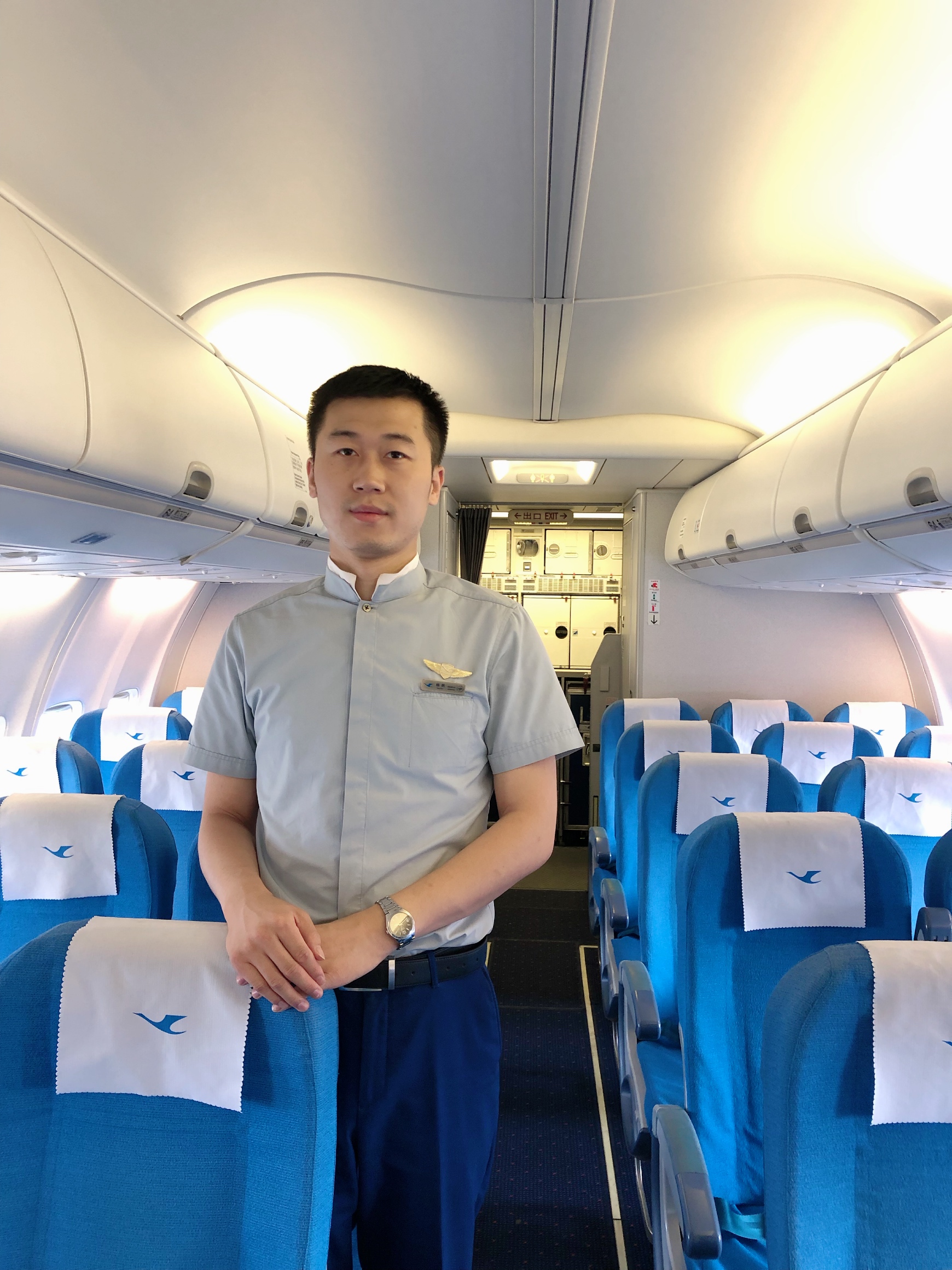 老人高空心脏不适 厦航空少果断处置