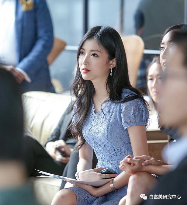 最近妖姐在ins上发现了一位香港名媛,名叫sabrina chan,中文名陈可欣.