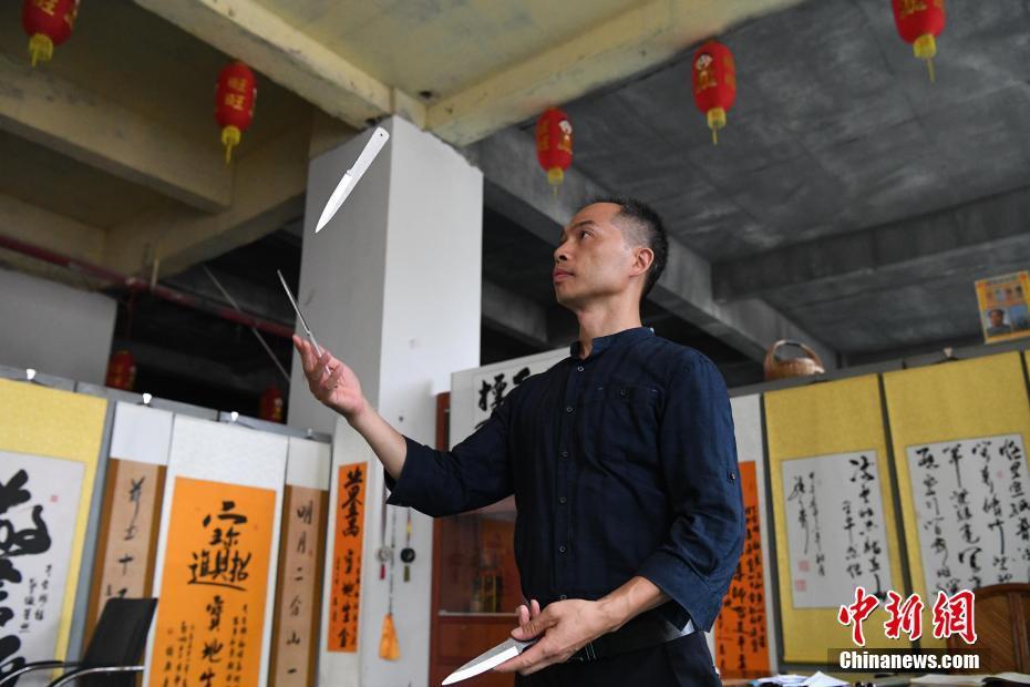 广西壮王手标技艺传承人展示古狼兵绝技