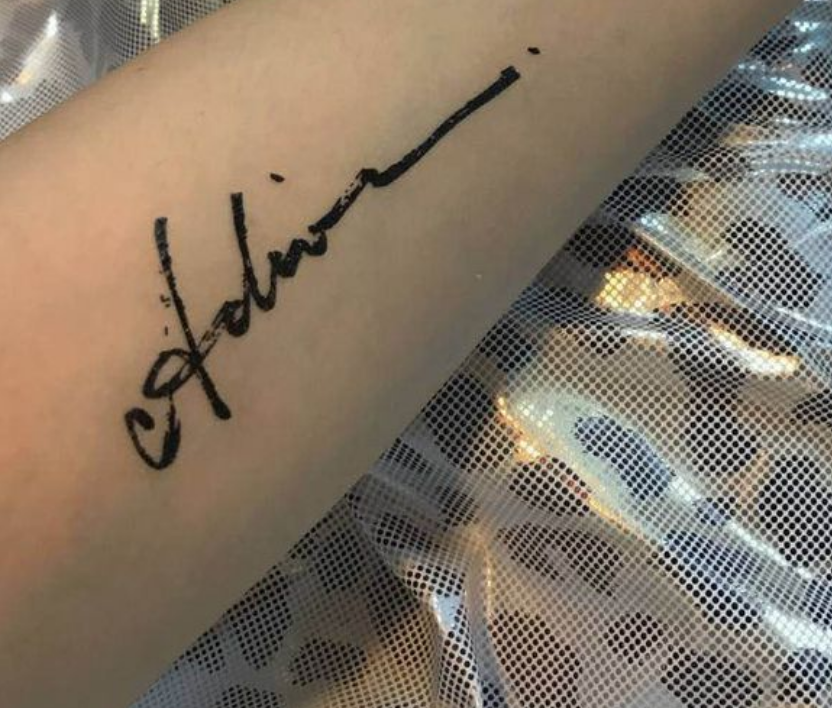 的,因为心情不好去泰国找朋友散心,对方是在男朋友的店里做纹身工作