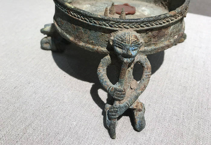 汉| 龙柄人形三足青铜行灯(天水成纪博物馆藏)