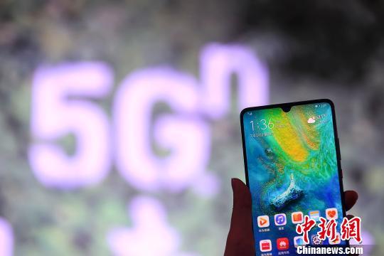 工作人员正在街头寻找手机5g信号 张云 摄