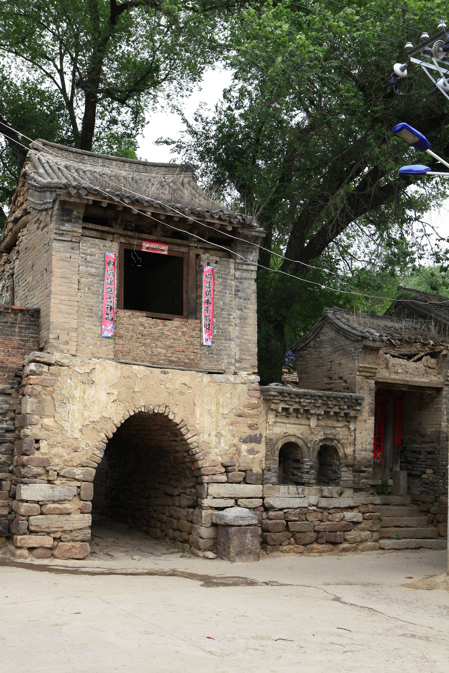 于是,就有了和顺县2011年的第一届许村国际艺术节.