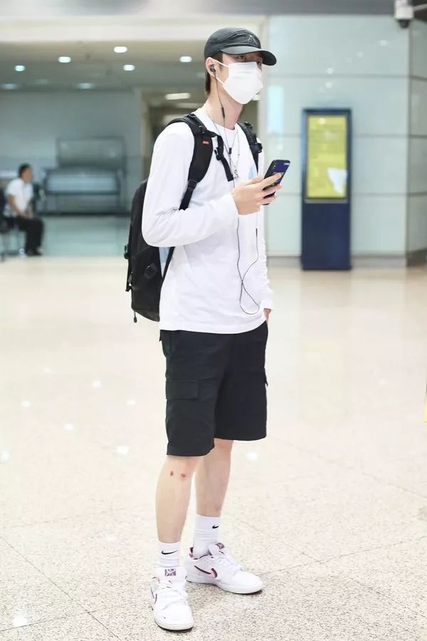 海报街拍王一博低调现身机场比伯卖力为自家代言