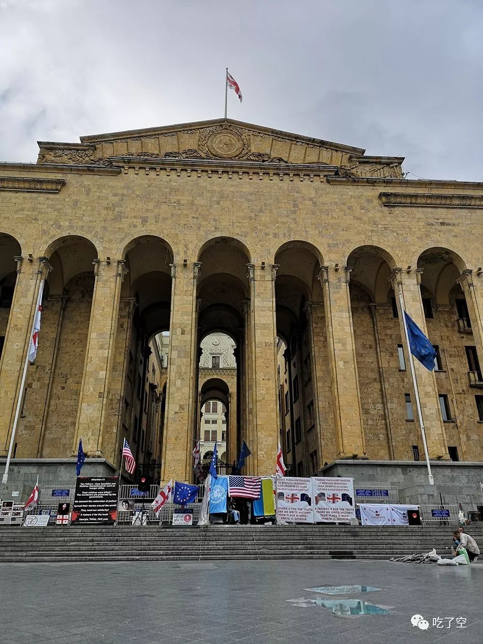 喂,喂,城管在哪里? 格鲁吉亚有两个议会大厦,另一个在库塔伊西.