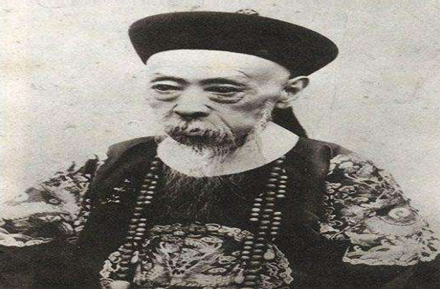 广西西林人氏,他生于一个典型的官宦世家,他的父亲是云贵总督岑毓英