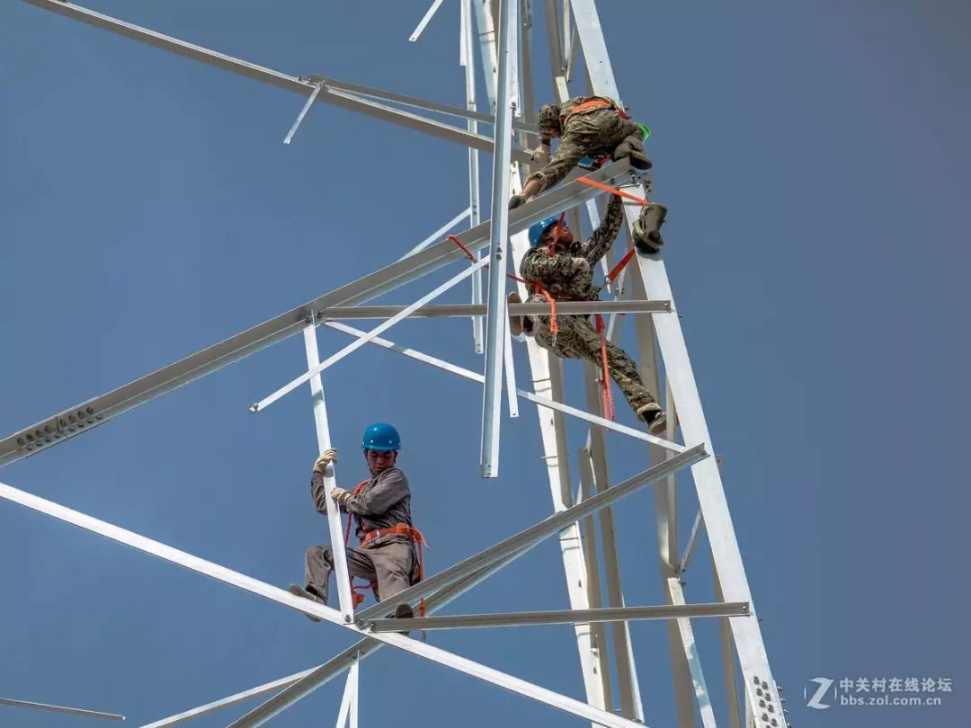 幺妹特地查了下,现在 国内信号塔塔工的工资每月五六千左右,一年工资