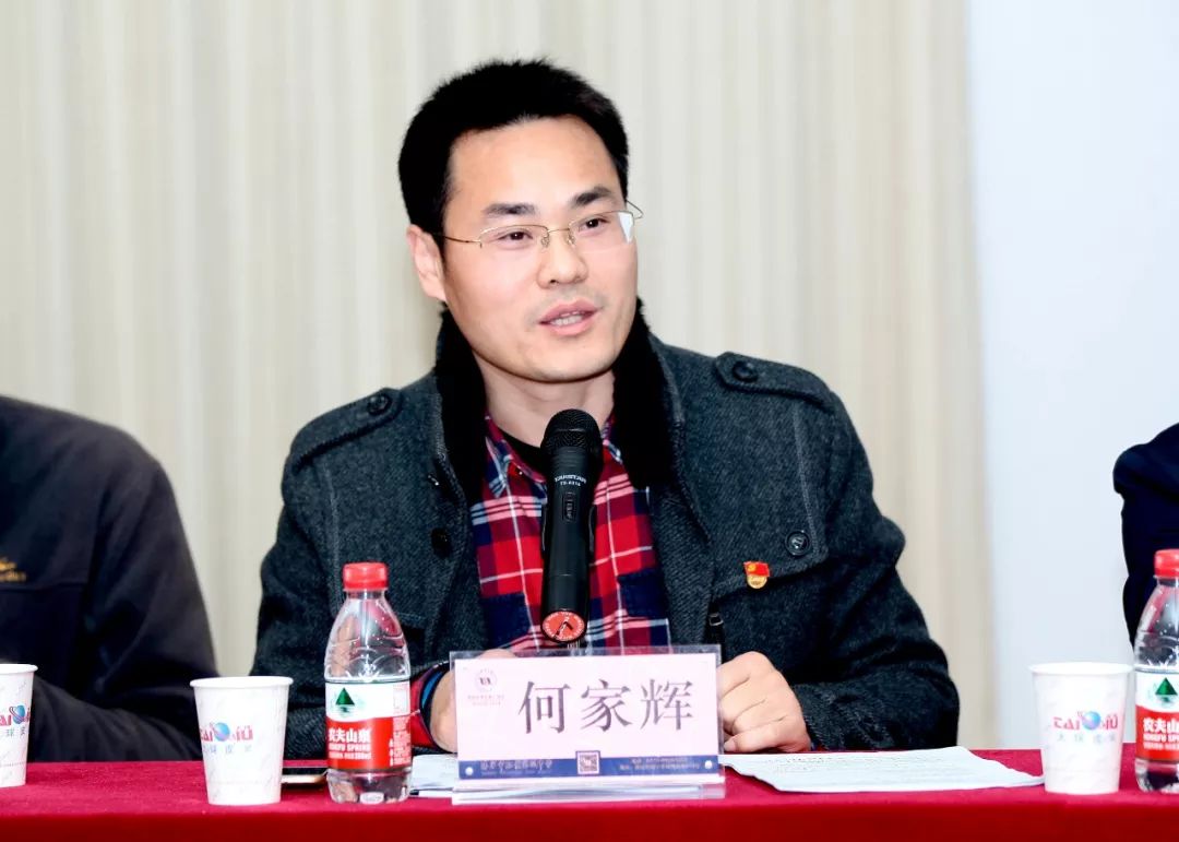 海职高副校长何家辉主持会议