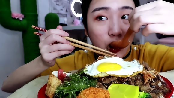 视频-中国吃播:萌妹子吃100元的肥牛饭,一眼看去全是肥牛!