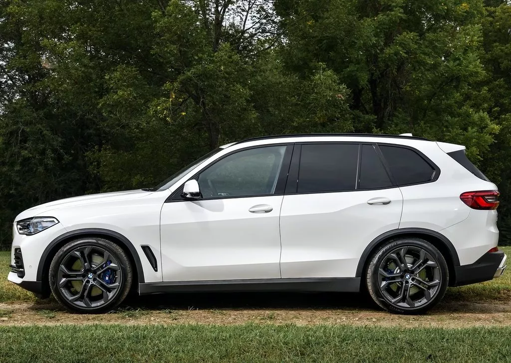 全新宝马x5来自宝马最新的clar平台,身材尺寸长宽高分别为4922x2004x