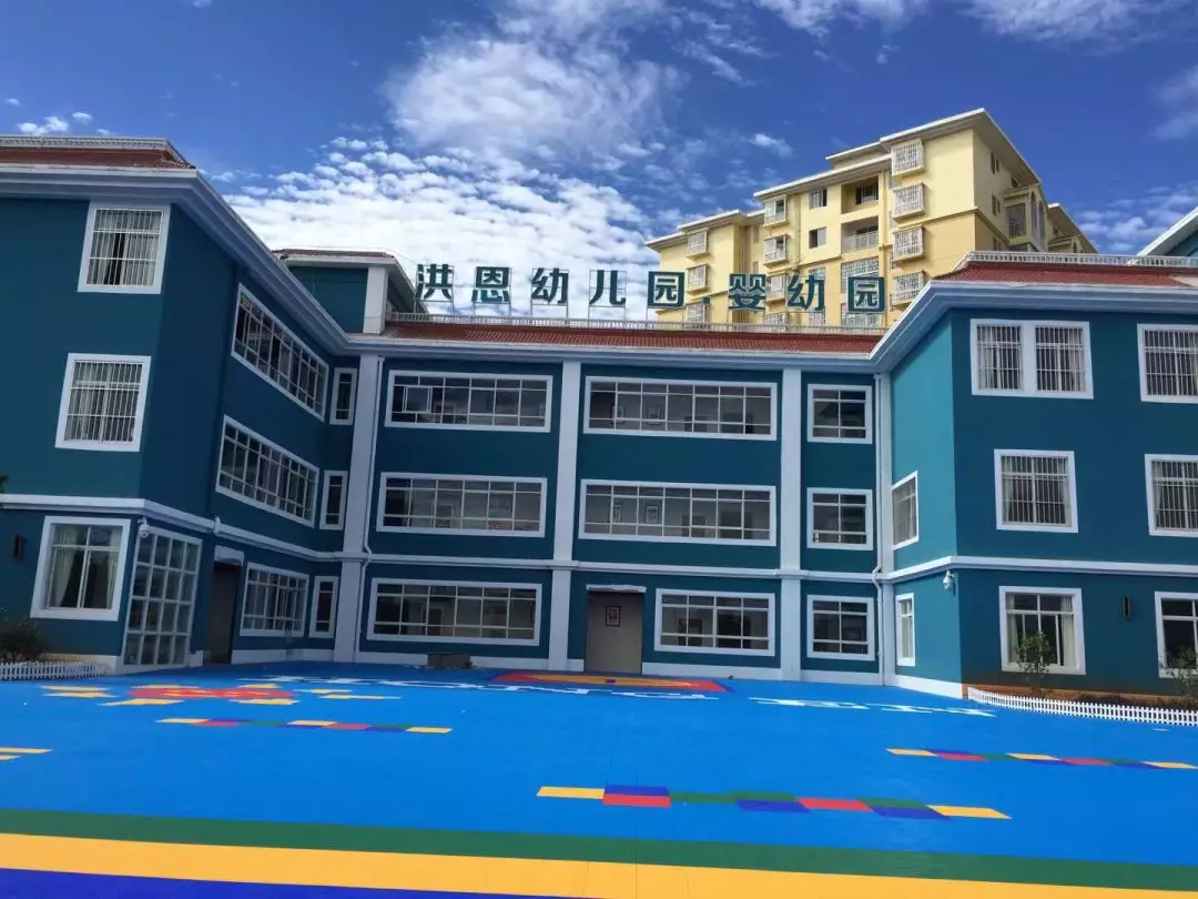 洪恩幼儿园·婴幼园昆明分园坐落在美丽的昆明滇池湖畔,蓝色的园舍