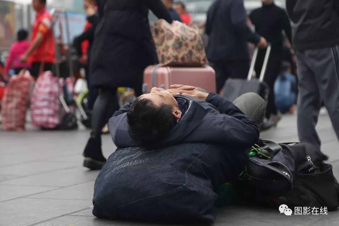 實拍廣州火車站最美睡姿疲憊到席地而睡瞬間入夢