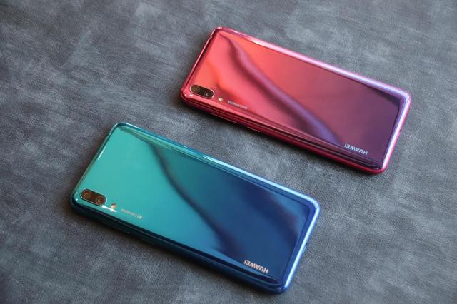 华为畅享9采用了独立三卡槽设计,可以同时放两张sim和一张储存卡并