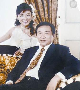 两人结婚不久便产生了分歧,据悉是姚科忍受不了自己的妻子比自己还