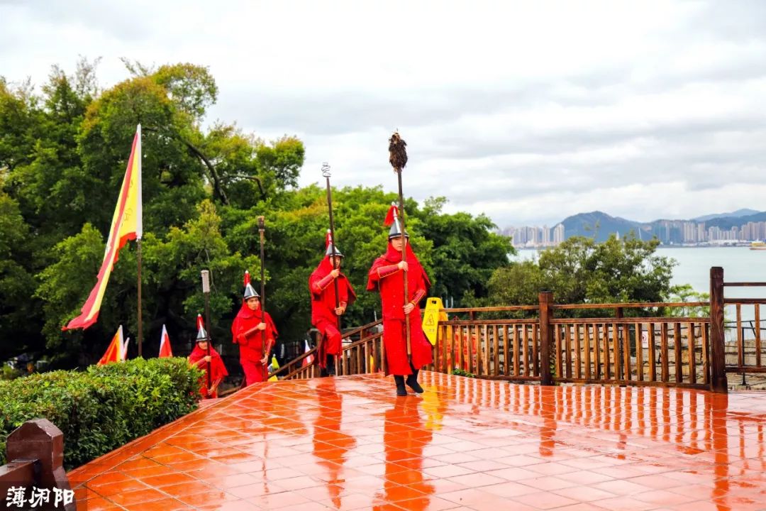 胡里山炮台每天10点和16点还有一场更震撼的表演,红夷火炮清兵操演.