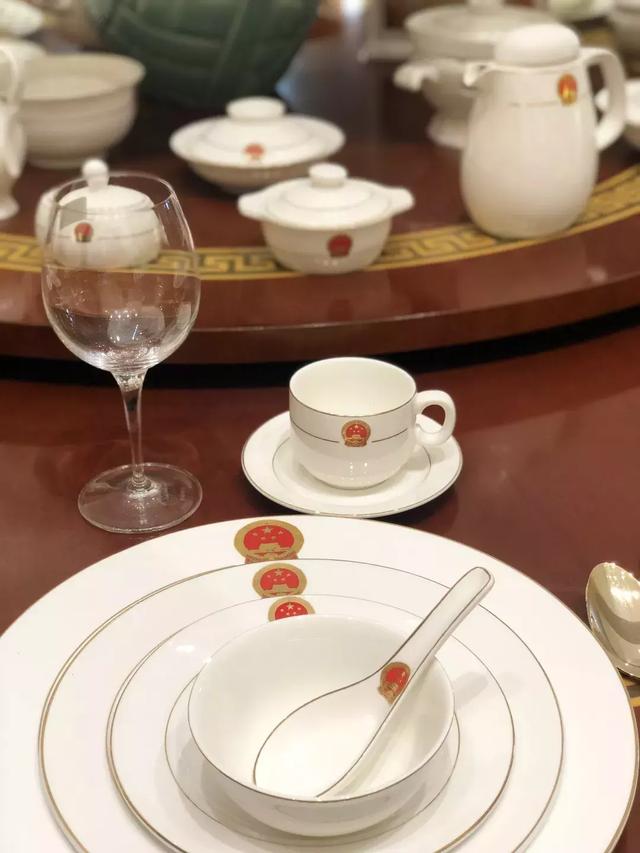 主销300元～4000元不等的餐具套装,以一款为人民大会堂制作的"胜利杯"